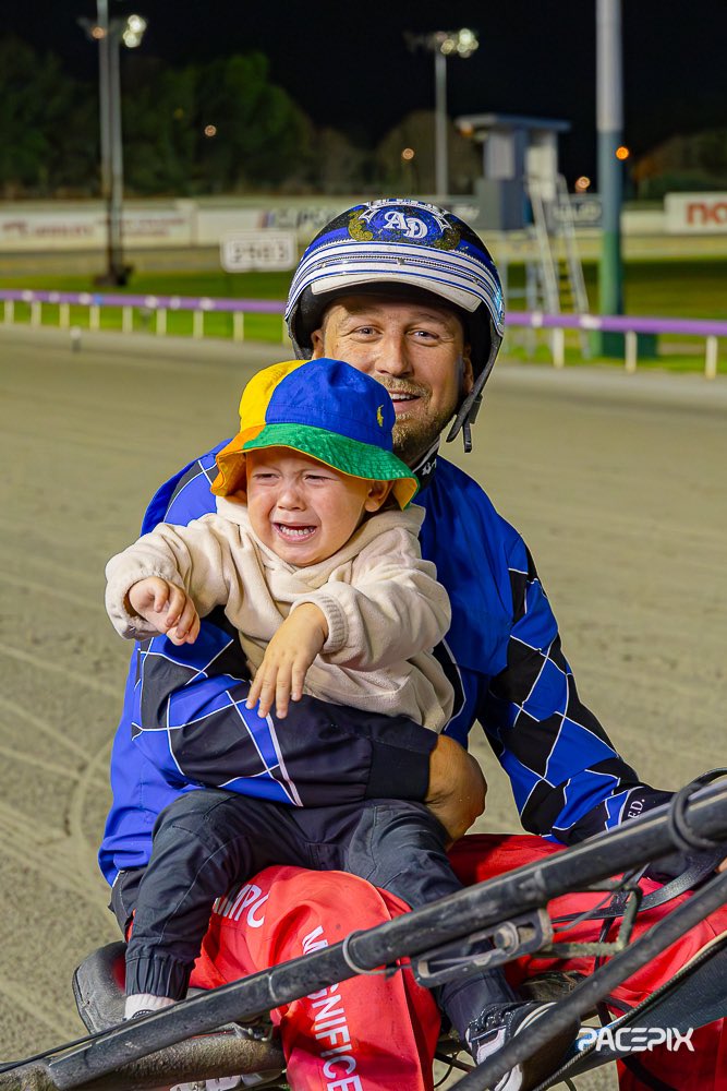 For a trainer who has so much success with young horses, it looks like @Aidendecampo doesn’t quite have the same rapport with his young fans!