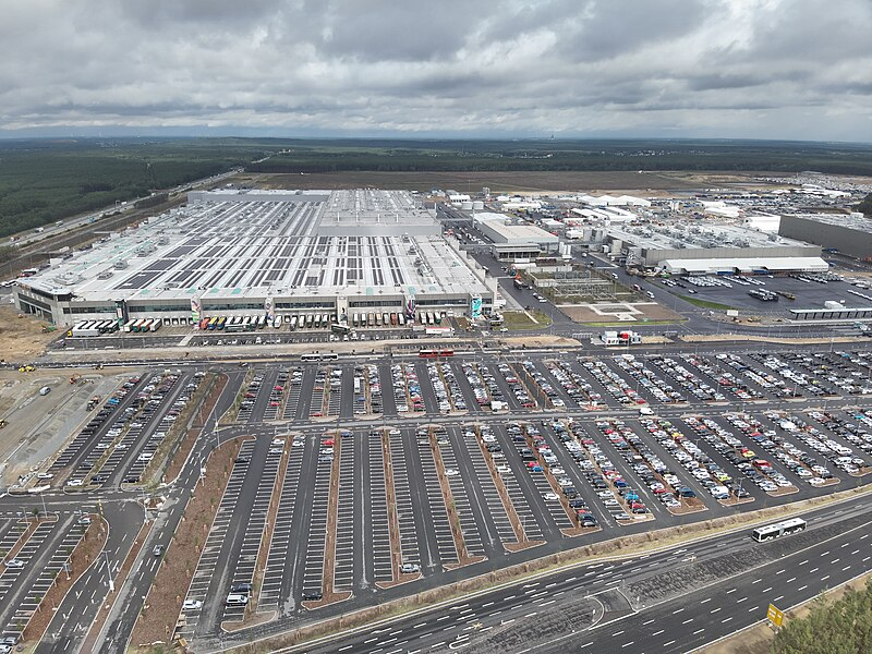 Die Gigafactory steht heute still. Sowie diese sollten alle Autofabriken still stehen! Wir wollen demokratisch entscheiden wie und was wir produzieren: Trams. Busse. Lastenräder. Mobilität, die Allen zu Gute kommt. #stoptesla