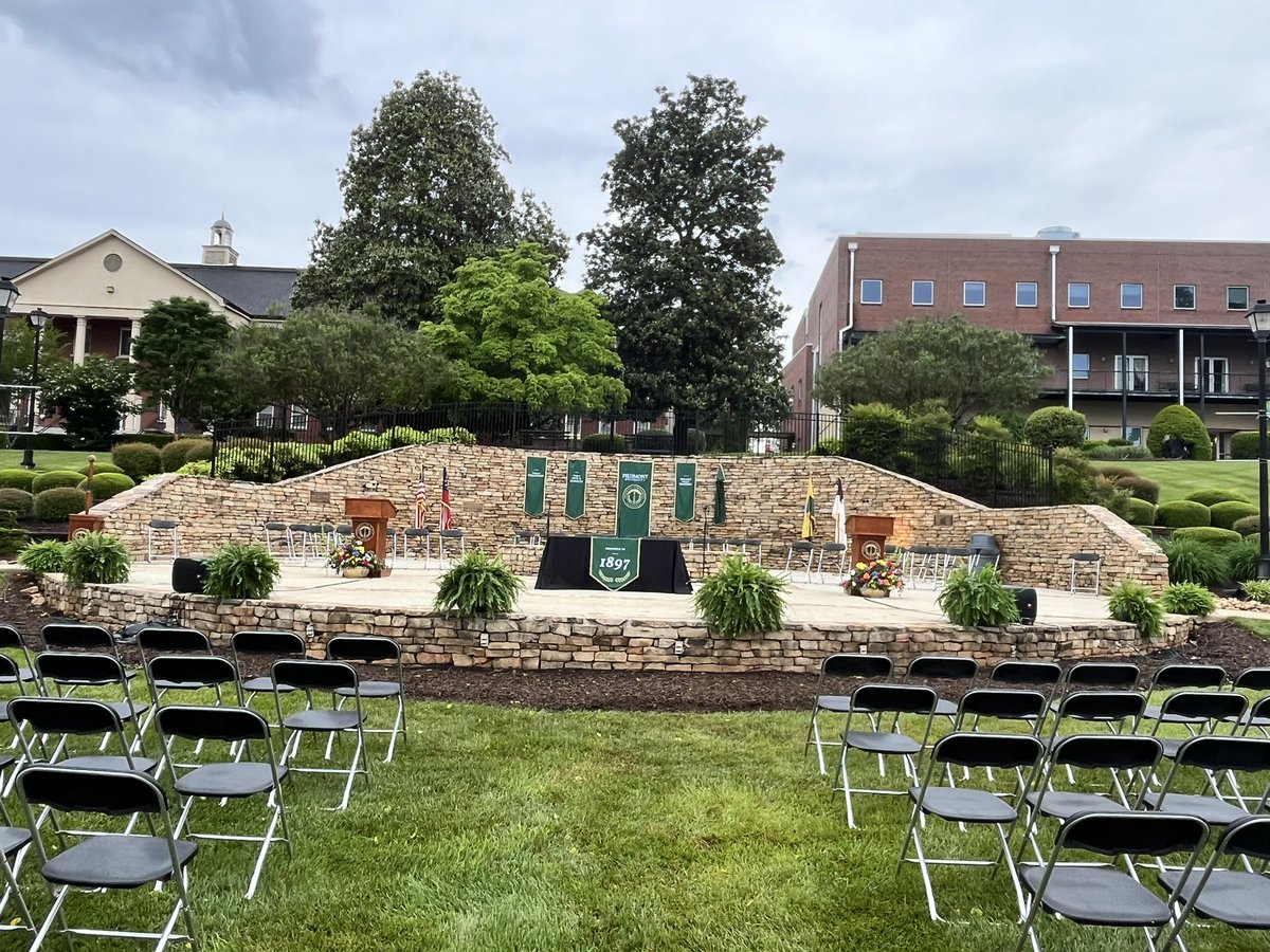 It’s a beautiful day to celebrate our graduates! The ceremony begins at 9am. View the livestream here: youtube.com/live/ye9UFq6tC…