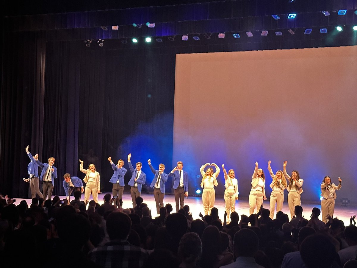 smire_69's tweet image. め〜ちゃくちゃ楽しかった！！

リード華やかだしコーラス厚いしベーパ安定してて聴きやすくて音源かとおもった。
2組とも基本踊りながら歌うんだけど、特に青色の方達ジャンプすごくて多分大体浮いてたし、バク転してたし、捌ける時みんな走ってるのがツボでした。

#NOTEWORTHY
#VOCALPOINT