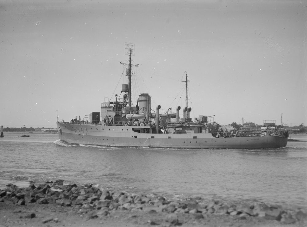 Bathurst class minesweeper HMAS Bendigo (J 187) Lt.Cdr. James Alexander Ronald Patrick, RANR(S): Commissioned 10.05.41.
