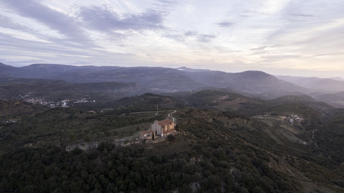 Vos compartim una postal de l'ermita de #SantCristòfol i de la comarca de l'Alt Maestrat. Noteu la mar de muntanyes que ens envolta?
-----
Os compartimos una postal de la ermita de #SanCristóbal y de la comarca del #AltMaestrat. ¿Notáis el mar de montañas que nos rodea?
#Benassal