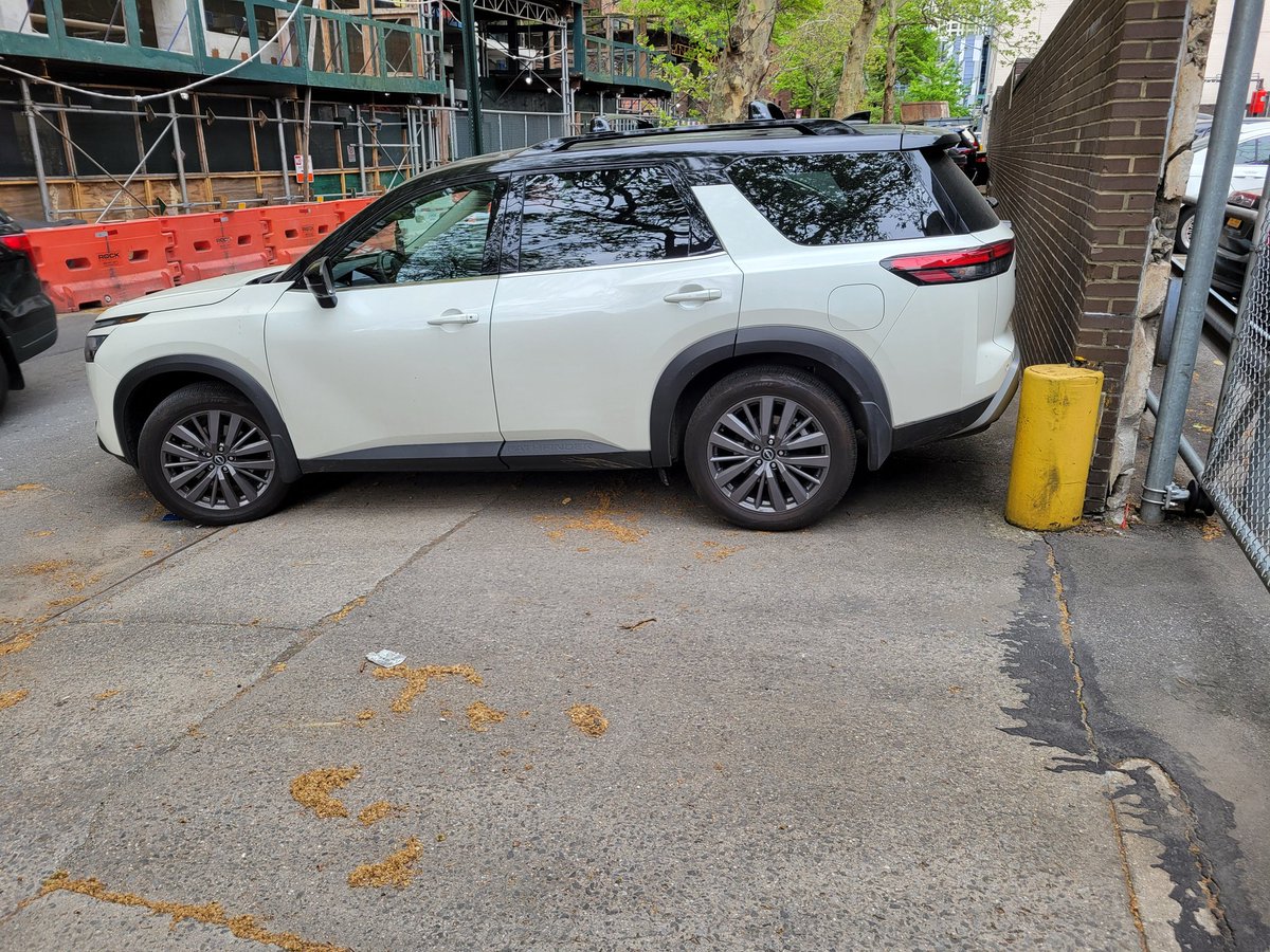 This is just all out #NYPDinsurrection.

After @TheJusticeDept threatened a lawsuit for the @CivilRights violations against people with disabilities with the illegal parking by the @NYPDnews and other #PlacardPerps, this fully blocked sidewalk is the response at the @NYPD84Pct.