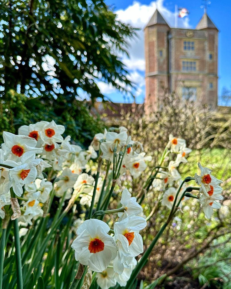 Fridays are always a welcome sight, as are shots of Sissinghurst Castle! Photo credit: eseal (on Instagram)