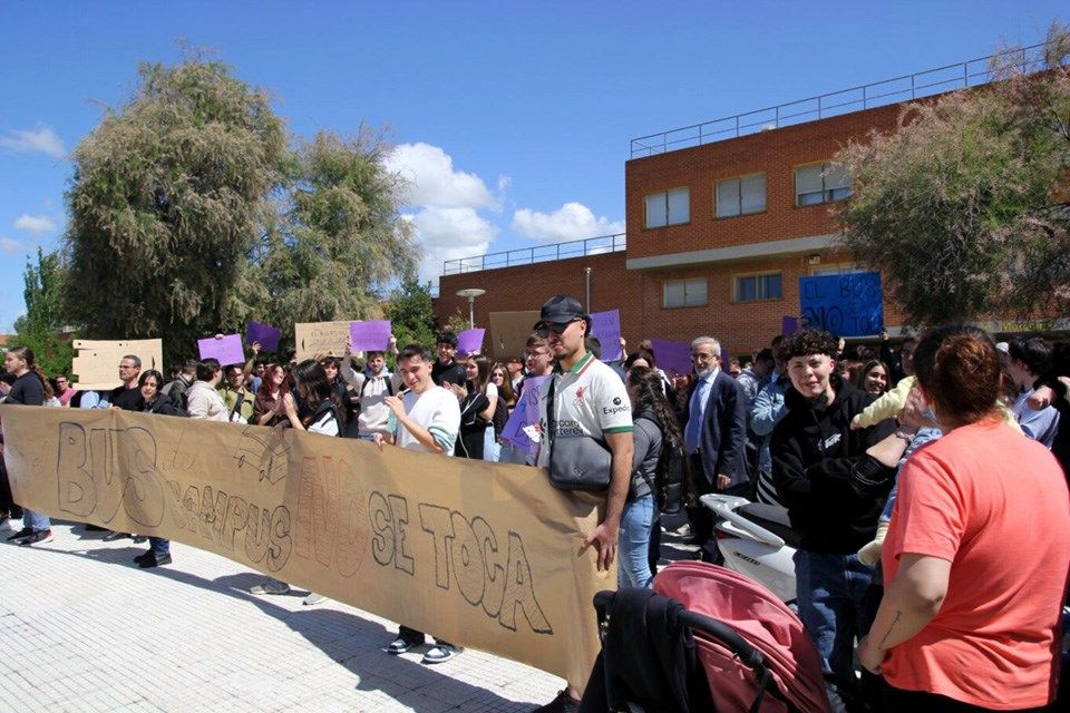 Resolución de la Universidad para el Bus del Campus Externo: prorrogada la actual licitación hasta septiembre | Alcalá Hoy buff.ly/4bvCeEm