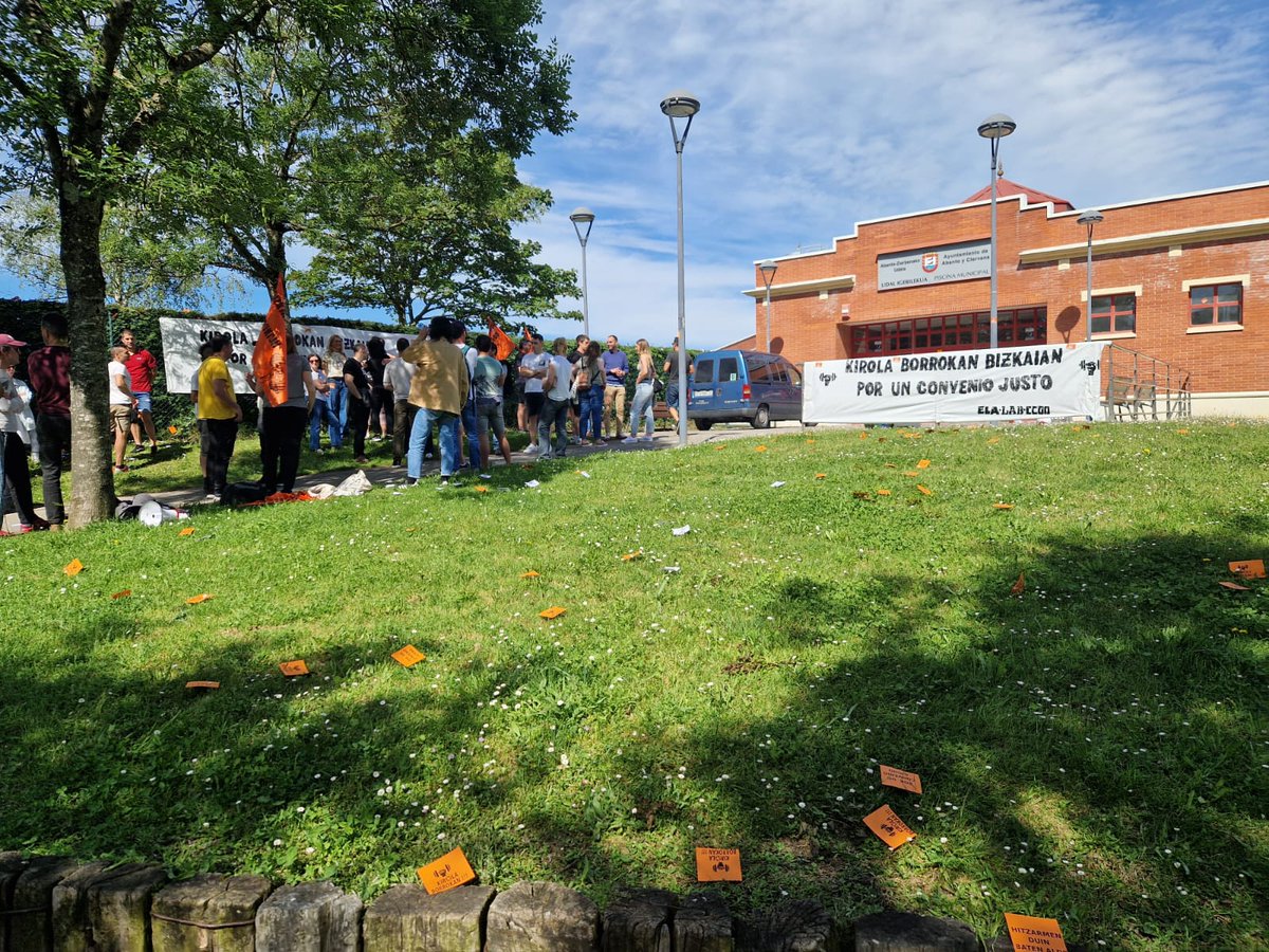 Bizkaiko Kirol sektorea BORROKAN ‼️ 
Locales y campos deportivos de Bizkaia en lucha. Concentracion en el polideportivo de Abanto-Zierbena
BIZKAIKO KIROLA GREBAN ‼️ 
#PorUnConvenioDigno