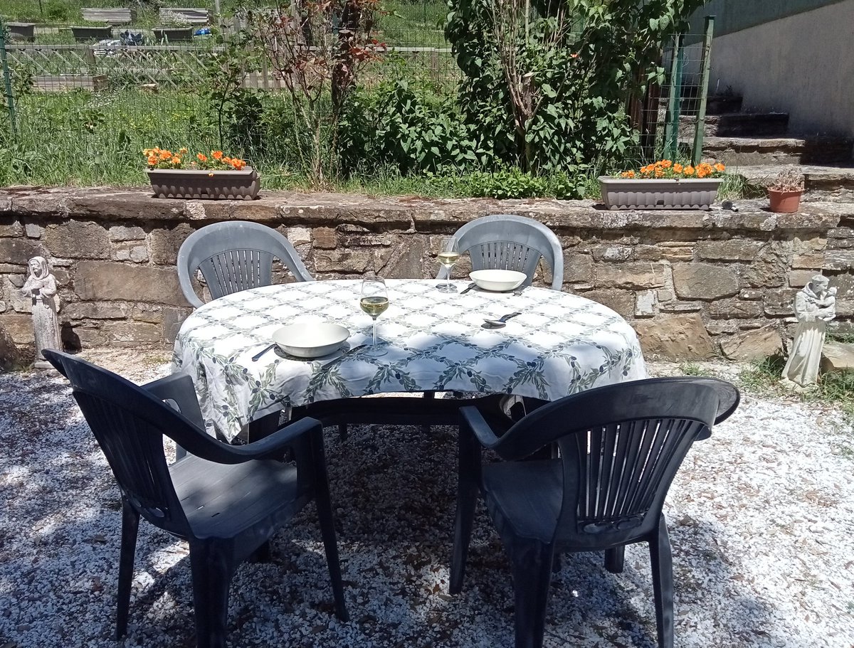 YoMonteolivo's tweet image. Bezoek aan de commercialista. Anderhalf uur wachten maar het is geregeld. Geen tijd om goed te koken, dus #polloallacacciatora, #cocomero #aranciarossa.