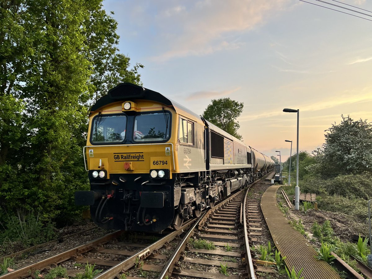 GB Railfreight Class 66 number 66794 ‘Steve Hannam’ pauses at the Cliffe token machine waiting to enter the Grain branch with a rake of empty TEA tanks on 6O05 17:39 Colnbrook to Grain BP. Photo taken 7th May 2024. 

#gbrailfreight #gbrf #class66 #66794 #cliffe