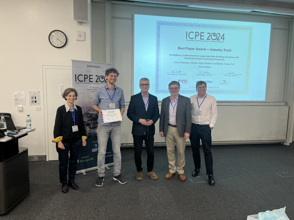 We, @henning_soeren, @Adrianovogel, M. Leichtfried, O. Ertl, yt, got the @ICPEconf Best Industry Paper Award for ShuffleBench: A Benchmark for Large-Scale Data Shuffling Operations with Distributed Stream Processing Framework @jkulinz/@Dynatrace Co-Innov. Lab #litCPSlab 🥳🤩💪