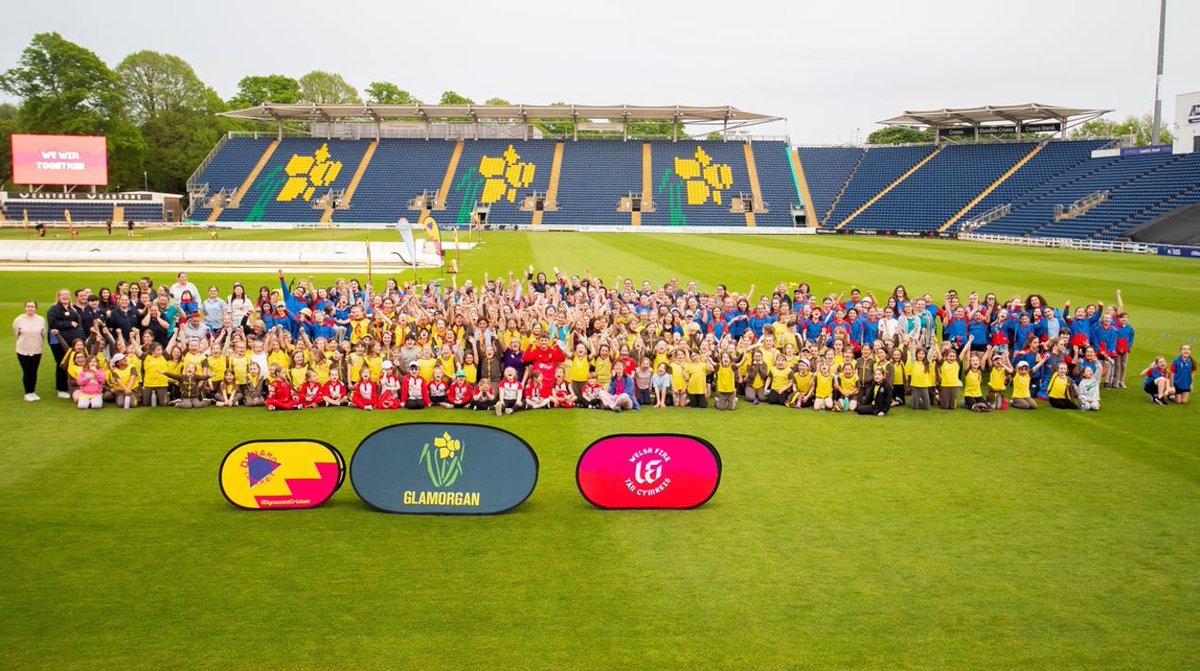 Girls everywhere playing 🏏in the ☀️ @GlamCricket Diolch @GuidingCymru for the amazing partnership 🙌👍 @thehundred read all about it here 👇👇 cricketwales.org.uk/news/guides-br…