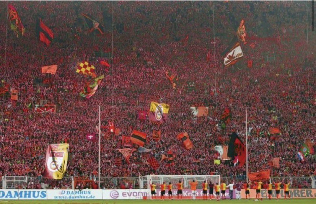 Galatasaray Taraftarı Kombinelerin tükenmesi ile birlikte yönetimden kale arkası koltukların kaldırılmasını talep ediyor'. 🔥