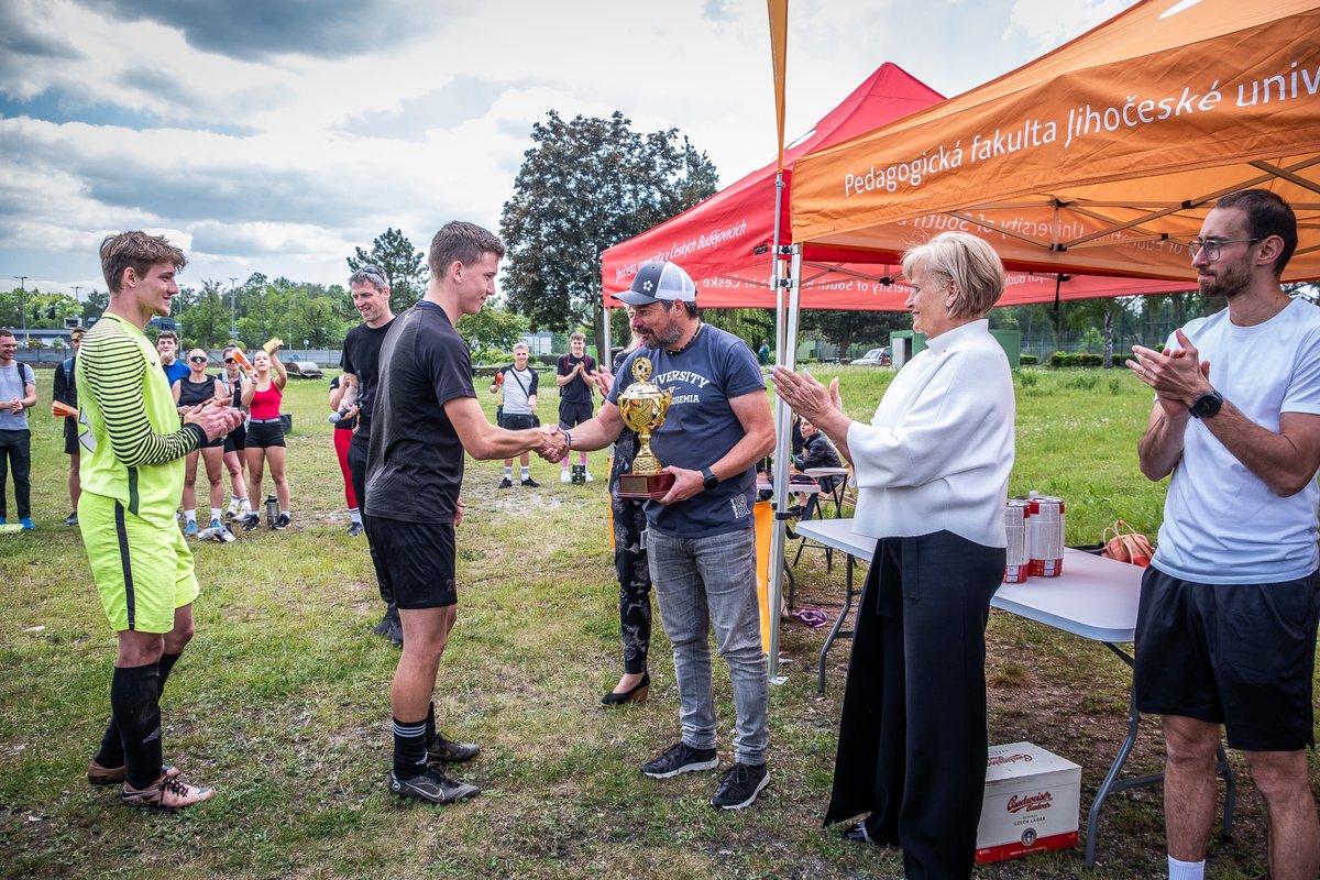 📷 Pedagogická fakulta JU zvítězila ve fotbalovém turnaji O pohár rektora na včerejším Sportovním dni! Gratulujeme! 📷 Děkujeme všem, kteří se zúčastnili a podpořili akci! 📷 #sportovniden #jihočeskauniverzita #pfju
Partnerem akce je: Budějovický Budvar, n. p.