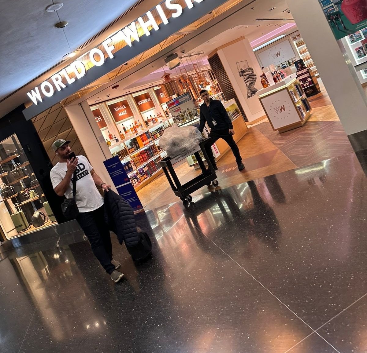 ATENÇÃO: um seguidor me enviou esta foto do aeroporto de Miami. Segundo ele, o Eduardo Bolsonaro, vulgo Bananinha, estava por lá FAZENDO COMPRAS. Enquanto isso, o Brasil tenta ajudar o Rio Grande do Sul.

BOLSONARO MORREU 
OBRIGADO LULA