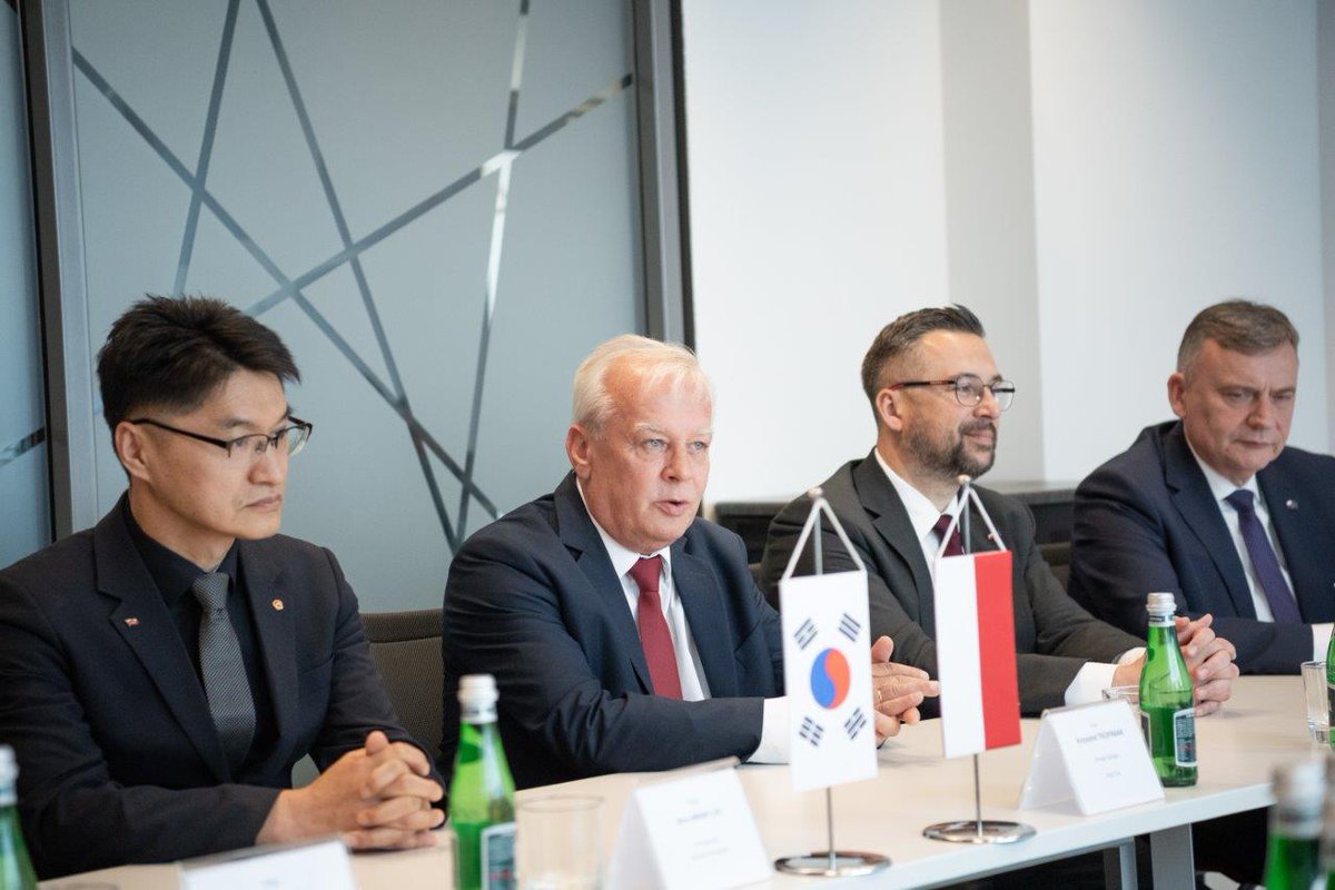 Dziś #HSW🇵🇱 i #HanwhaAerospace🇰🇷podpisały list intencyjny, który określa zakres współpracy obu firm w obszarze eksportu do państw trzecich komponentów, które stosowane są zarówno w 🇵🇱#Krab|ie jak i w 🇰🇷K9.
Więcej👇 
tiny.pl/dc8kp
#pgz #współpraca @MAPGOVPL @MON_GOV_PL