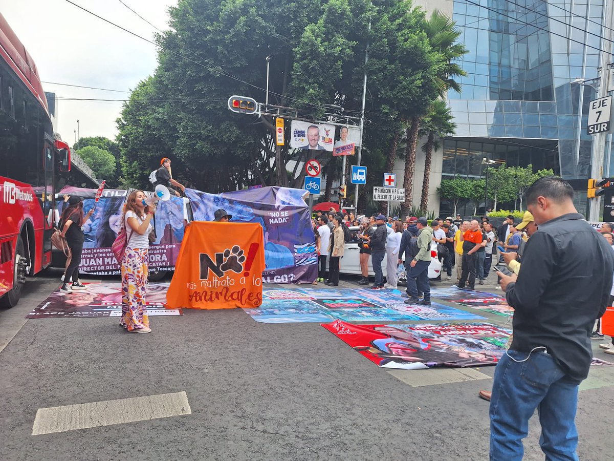 #Manifestación | En relación al bloqueo en Av. Insurgentes y su cruce con Eje 7 Sur, colonia Tlacoquemecatl, la #SECGOB informa que autoridades se dirigen al lugar para entablar diálogo con los manifestantes y restablecer la circulación.