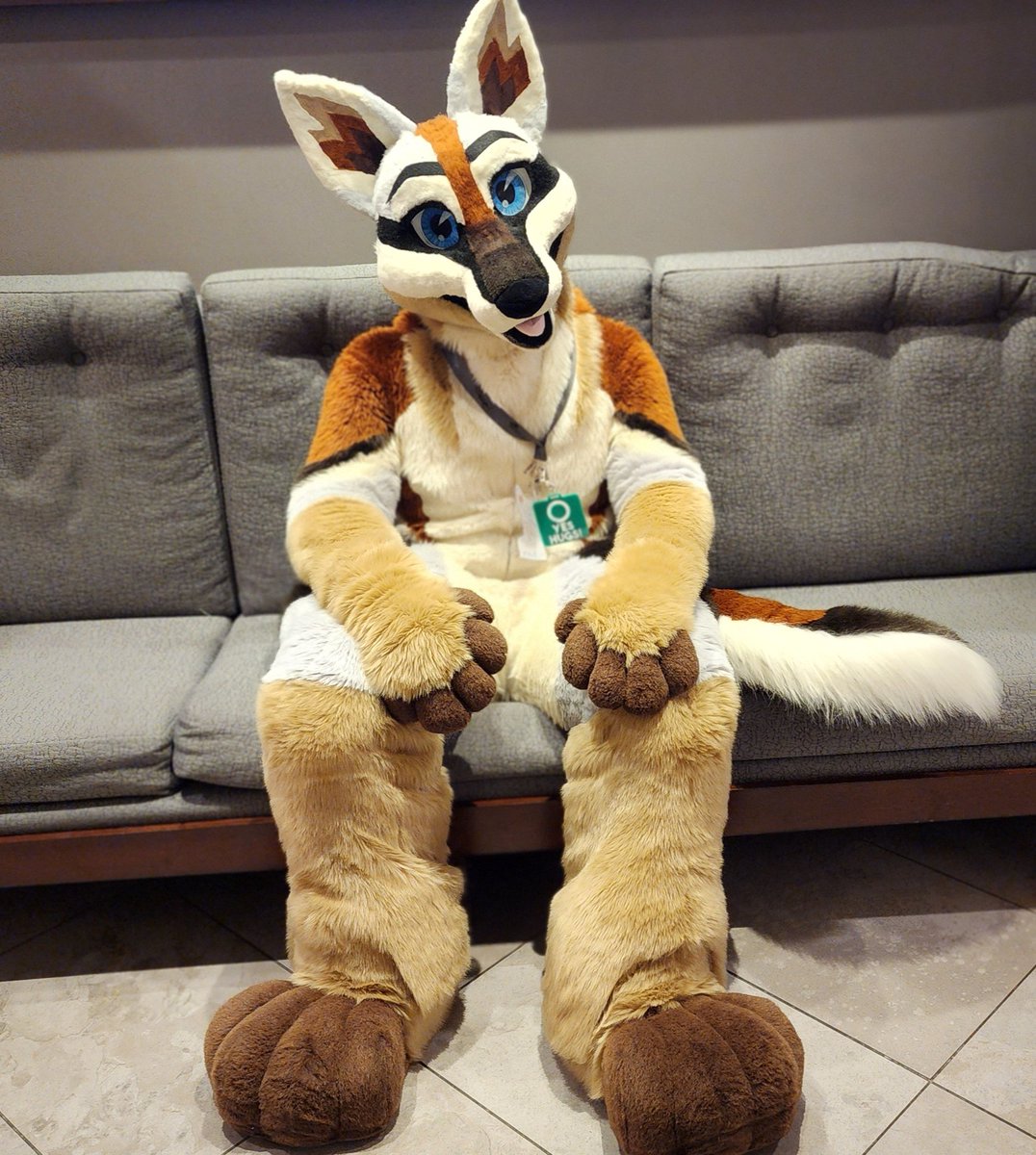 Lookin like an NPC waiting to give you a side quest 💬
#FursuitsFriday