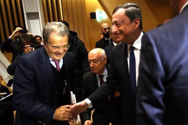 Nella foto non ci sono Draghi e Prodi. Ci sono le decine di miliardi di euro andati in fumo dell'IRI per 'merito' dei due personaggi. 🤢🤢🤢😡😡😡😡collusi di 💩💩💩
