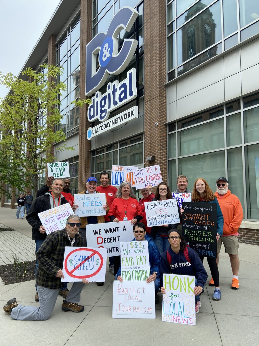 On Fridays the @rocnewsguild pickets. We're waiting for bargaining dates @Gannett. #faircontractnow