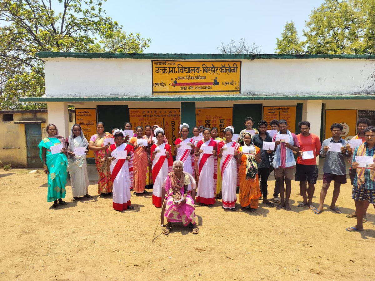 डुमरी प्रखंड अंतर्गत सुदुरवाती क्षेत्र में स्थित बिरहोर कॉलोनी के PVTG समुदाय के नए एवं प्रथम बार मतदान करने वाले मतदाताओं एवं बुजुर्ग मतदाताओं ने अपने अपने मतदाता पर्ची को दिखाते हुए कहा कि वे सभी 13 मई को अवश्य करेंगे मतदान... @ceojharkhand @ECISVEEP @SpokespersonECI