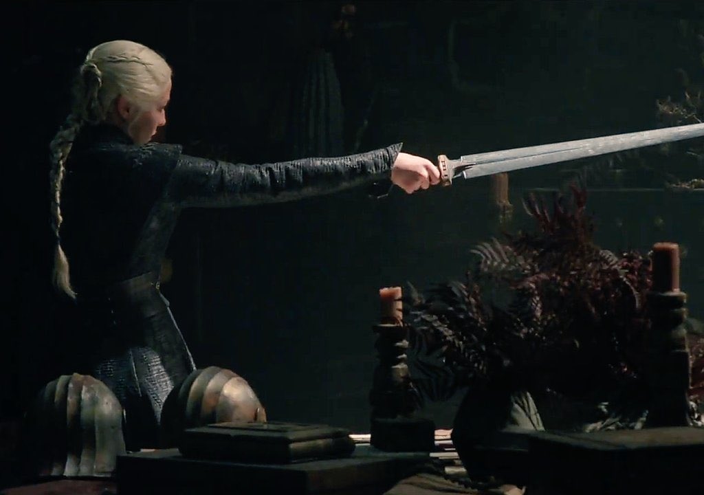 House of the Dragon'un 2. Sezon Kamera Arkası Görüntülerinden Kraliçe Rhaenyra Targaryen'i Kılıç tutarken görüyoruz.

Emma D'Arcy 2. Sezon için dövüş eğitimi almıştı.