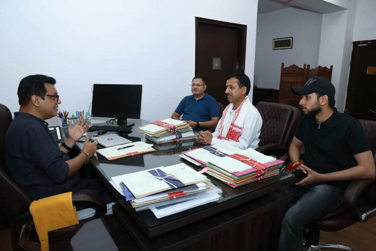 Shri Romalo Ram, renowned Folk music artist from Jammu and Kashmir and a recipient of Padma Shri award for the year 2024, visited the Akademi today and met Shri Raju Das, Secretary, Sangeet Natak Akademi. #music #dance #drama #artist #folk #SangeetNatakAkademi #PadmaShriAward