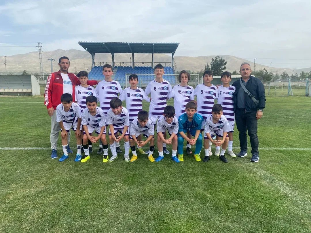 Okulumuz Fevzi Çakmak Ortaokulu, Niğde'de yapılan Okul Sporları Küçük Erkekler Futbol Yarı Final Türkiye şampiyonası ikinci maçında,Hatay Payas Fahrettin Altay Ortaokulu'nu 3-2 yenerek gruptan çıkmayı garantiledi.Antrenör,öğrenci ve velilerimizi kutluyorum.♥️🧿👏