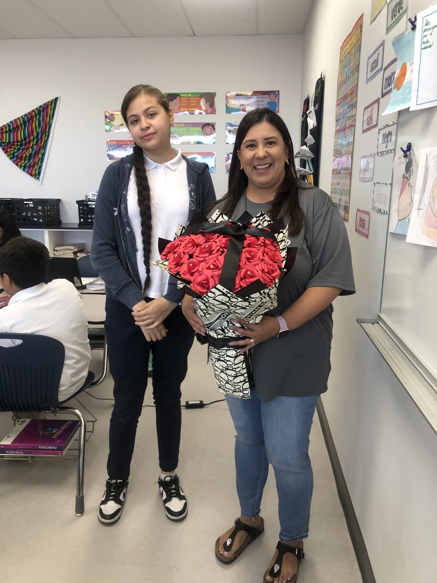 My talented student made this bouquet for me! Feeling #fabulosa Me hizo llorar 🥹 #GreatnessOnTheHorizon