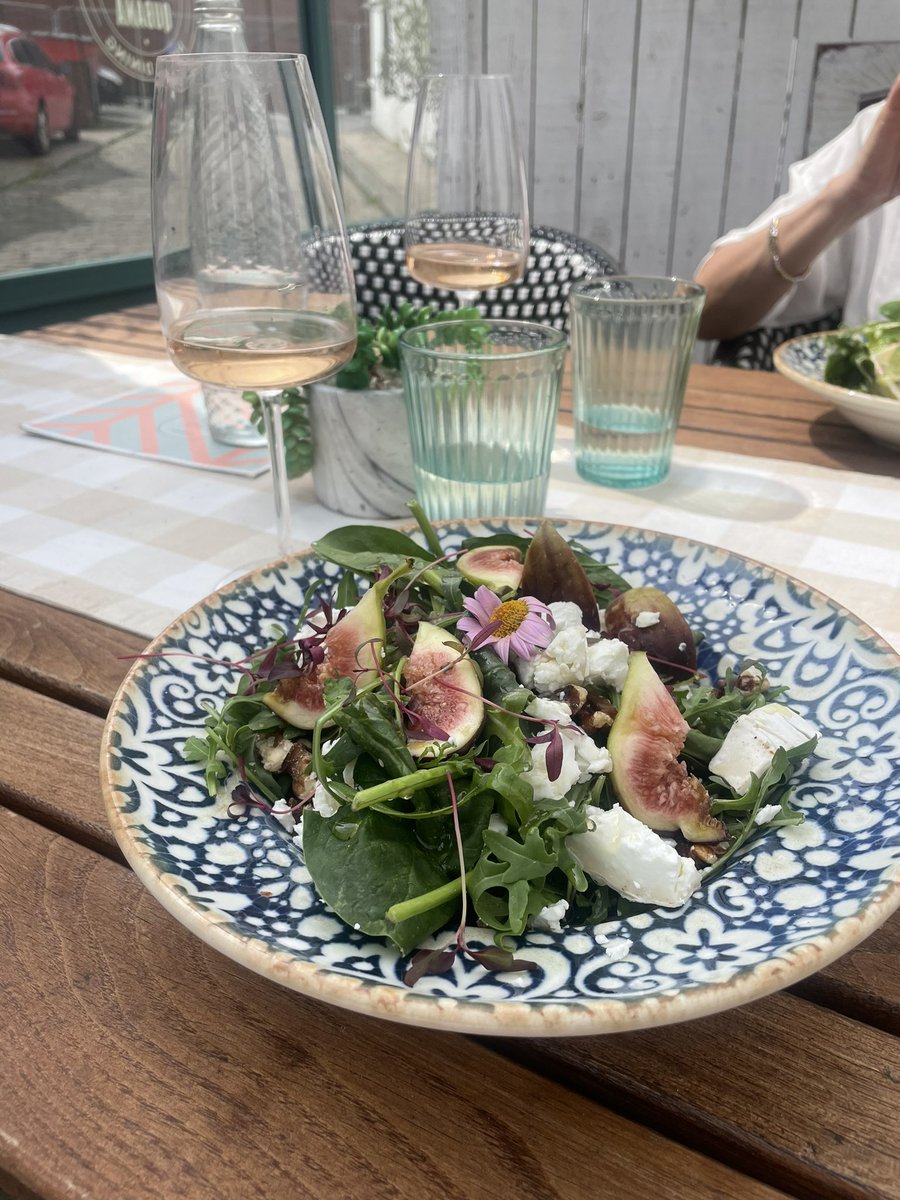 Lovely catch up lunch today alfresco (not quite sure about the flower in my salad lol) & a cheeky glass of rose in the sunshine felt almost Mediterranean in Shakey Wakey 😳🤣 #HolidayVibes #HappyFriday