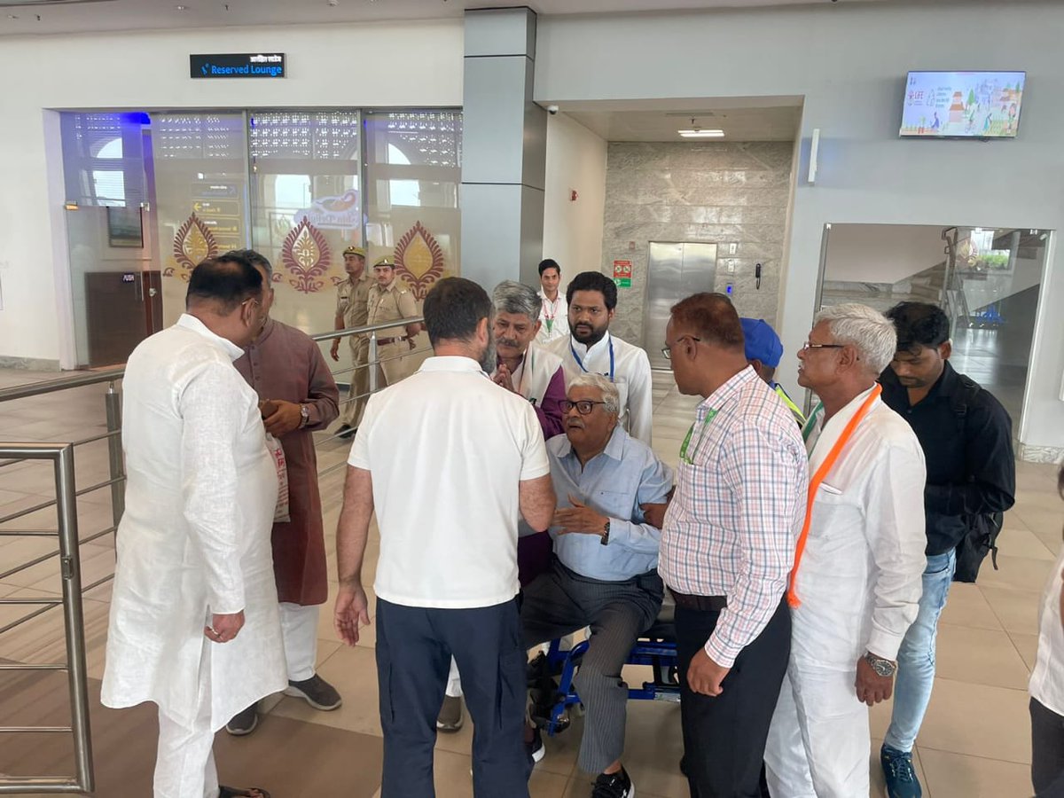 This is called Dedication at peak Former Union minister, several times MP from Kanpur Sri prakash Jaiswal came to meet Rahul Gandhi even on wheel chair today. In 2019 election too, Congress candidate Sriprakash Jaiswal had got over 3 lakh votes from Kanpur lok Sabha.