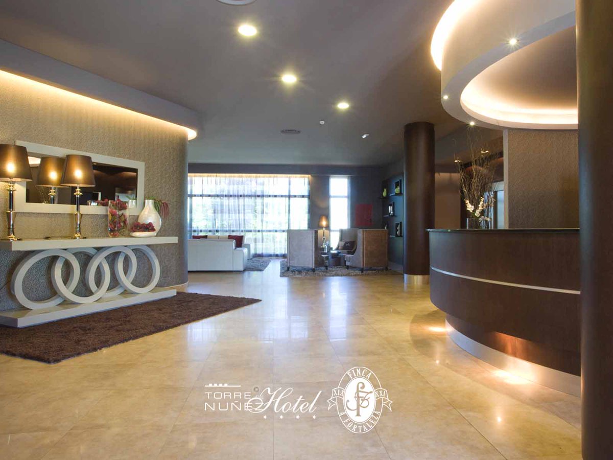 HotelTdN's tweet photo. Celebra el 𝗗𝗶́𝗮 𝗱𝗮𝘀 𝗟𝗲𝘁𝗿𝗮𝘀 𝗚𝗮𝗹𝗲𝗴𝗮𝘀 con una escapada inolvidable en nuestro #hotel✨

Disfruta de la riqueza cultural y literaria gallega el 17 de mayo explorando nuestra ciudad. 

¡Reserva ahora! ☎️982 30 40 40 

#HotelTDN #Lugo #DiaDeLasLetrasGallegas #galicia https://t.co/IXssn9HnxX