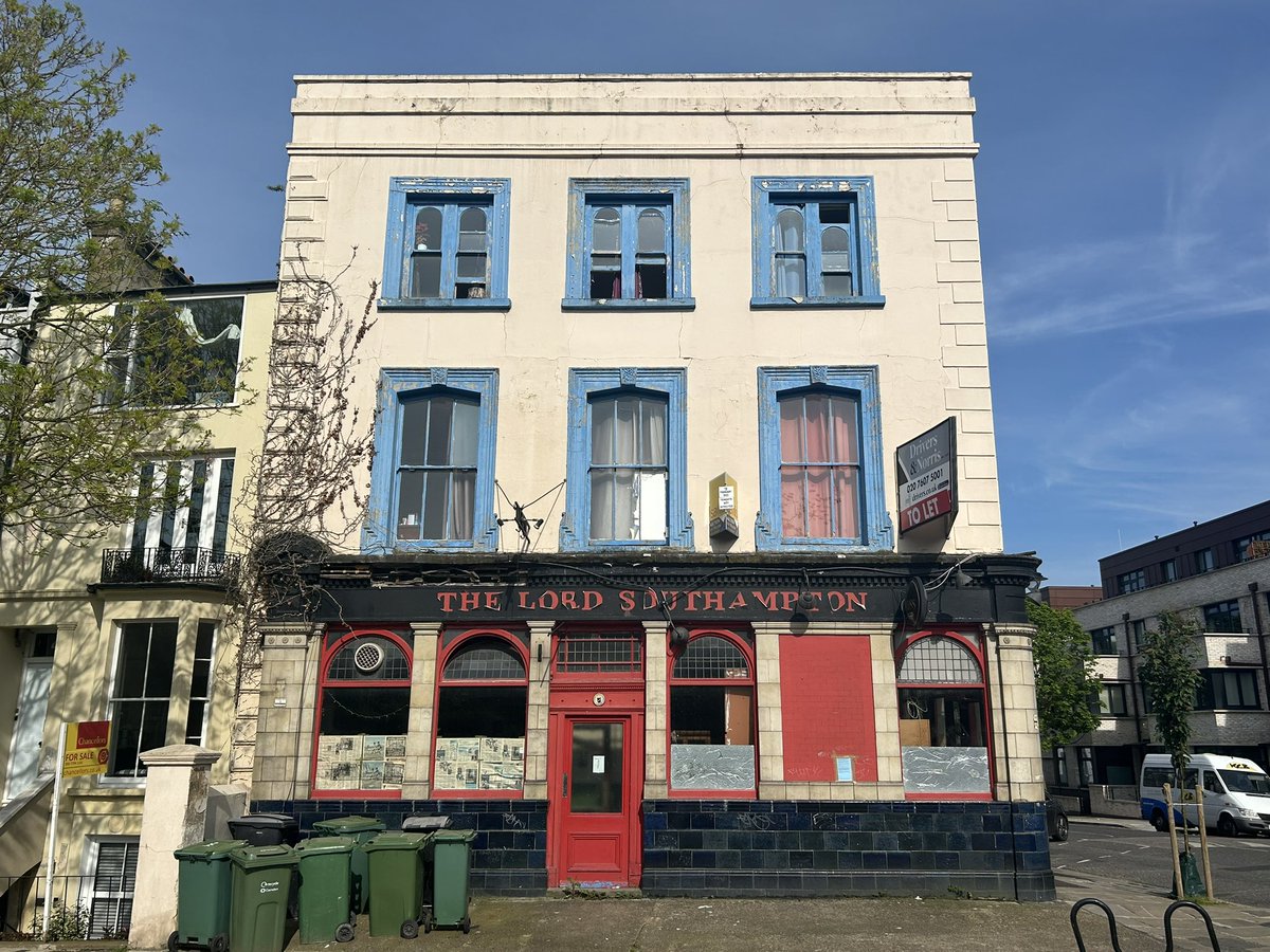 PubsSaving's tweet image. Hoardings removed from The Lord Southampton pub, 2 Southampton Road NW5! Licence application approved. Let’s hope this lovely pub reopens soon. The old dart board &amp;amp; original inter war wooden panelling looks untouched. Locally listed. #pubs #pubsreopening #nw5 #communitypub