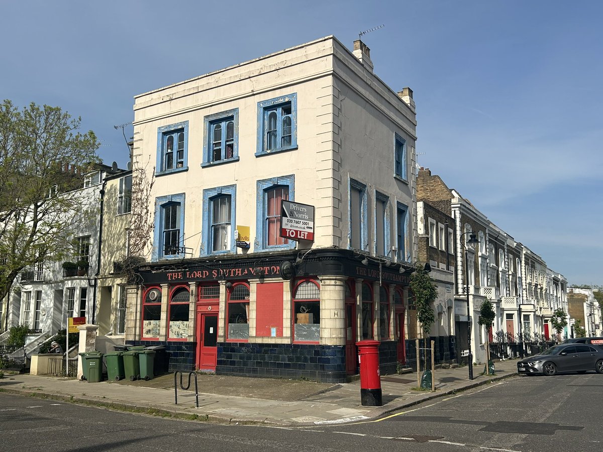 PubsSaving's tweet image. Hoardings removed from The Lord Southampton pub, 2 Southampton Road NW5! Licence application approved. Let’s hope this lovely pub reopens soon. The old dart board &amp;amp; original inter war wooden panelling looks untouched. Locally listed. #pubs #pubsreopening #nw5 #communitypub