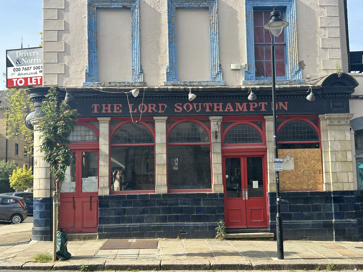 PubsSaving's tweet image. Hoardings removed from The Lord Southampton pub, 2 Southampton Road NW5! Licence application approved. Let’s hope this lovely pub reopens soon. The old dart board &amp;amp; original inter war wooden panelling looks untouched. Locally listed. #pubs #pubsreopening #nw5 #communitypub