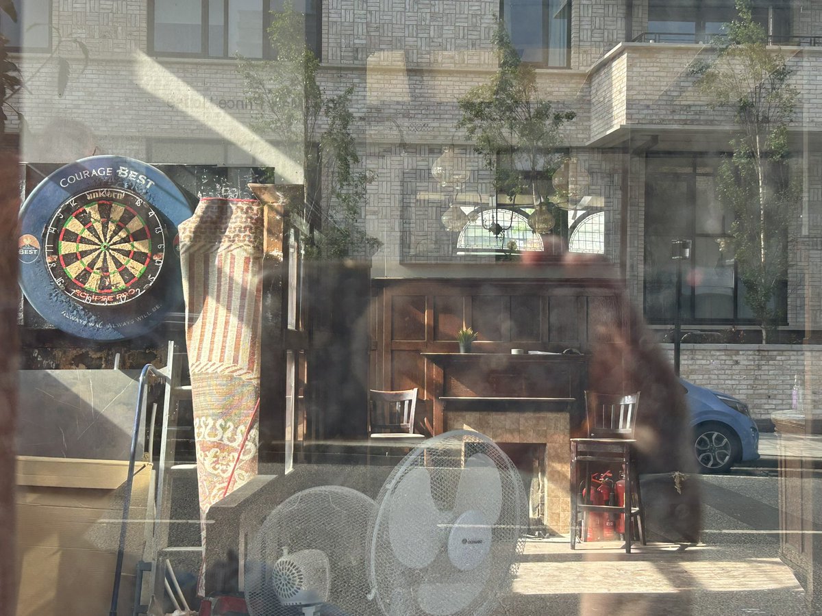 Hoardings removed from The Lord Southampton pub, 2 Southampton Road NW5! Licence application approved. Let’s hope this lovely pub reopens soon. The old dart board & original inter war wooden panelling looks untouched. Locally listed. #pubs #pubsreopening #nw5 #communitypub