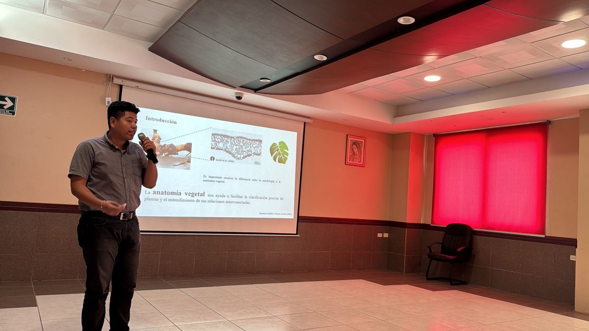 El estudiante Carlos Manuel Esteban Hernández, participó con una ponencia oral en el III Coloquio de Métodos y Técnicas de Investigación organizado por la UAG y el CCGS, en la cuál fue premiado con mención honorífica.