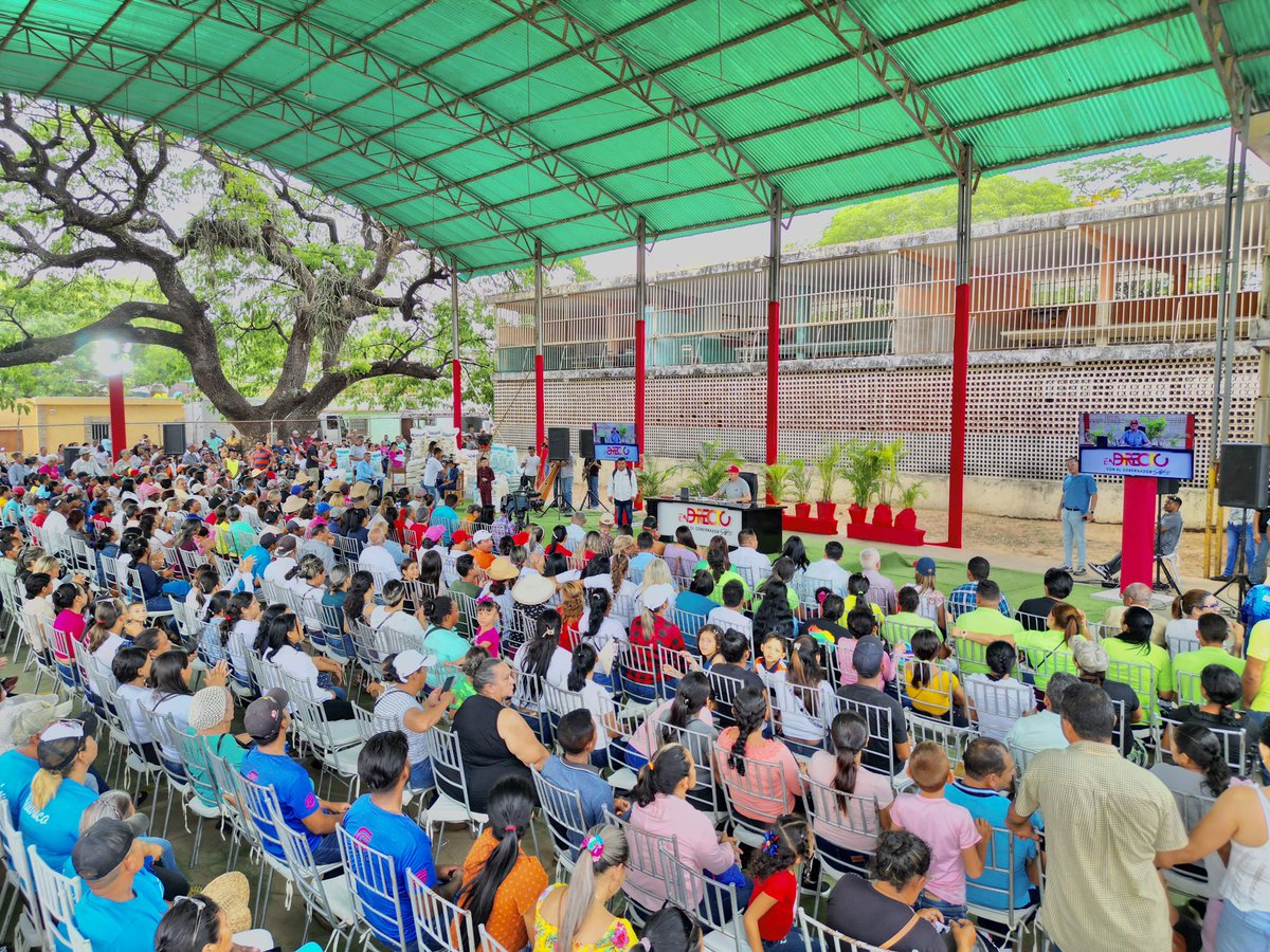 josemvasquez's tweet photo. Hermoso programa #233 de En Directo con el Gobernador lleno del amor de mi pueblo del municipio José Félix Ribas, hemos venido hoy por instrucciones del Presidente @NicolasMaduro a darle buenas nuevas a Tucupido en materia de Educación. ¡Seguimos avanzando! https://t.co/0RaZrJuRkX