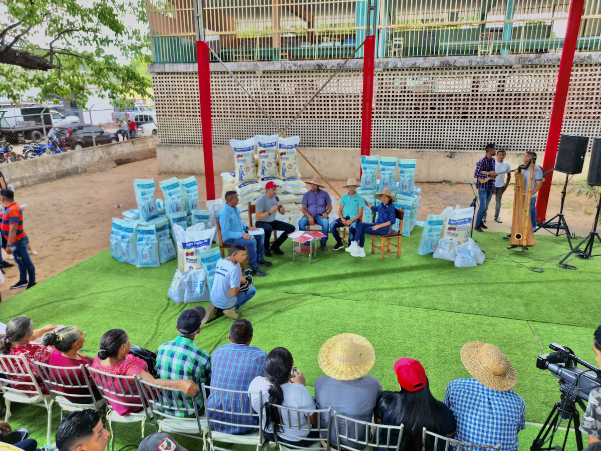 josemvasquez's tweet photo. Hermoso programa #233 de En Directo con el Gobernador lleno del amor de mi pueblo del municipio José Félix Ribas, hemos venido hoy por instrucciones del Presidente @NicolasMaduro a darle buenas nuevas a Tucupido en materia de Educación. ¡Seguimos avanzando! https://t.co/0RaZrJuRkX