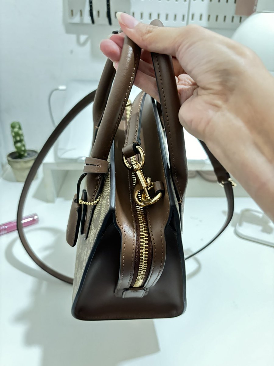 whiterabbit07's tweet image. Mau prelove aja tas coach andrea carryall 
Ori ya bkn kw kw beli di store bagus itc permata hijau, masih ada tag dan bon pembelian nya jg. Aku jual 2,500 aja masih bagus bgt terawat pokoknya kaya baru.

#ZONAUANG #PRELOVE #PRELOVETAS #Prelovetascoach