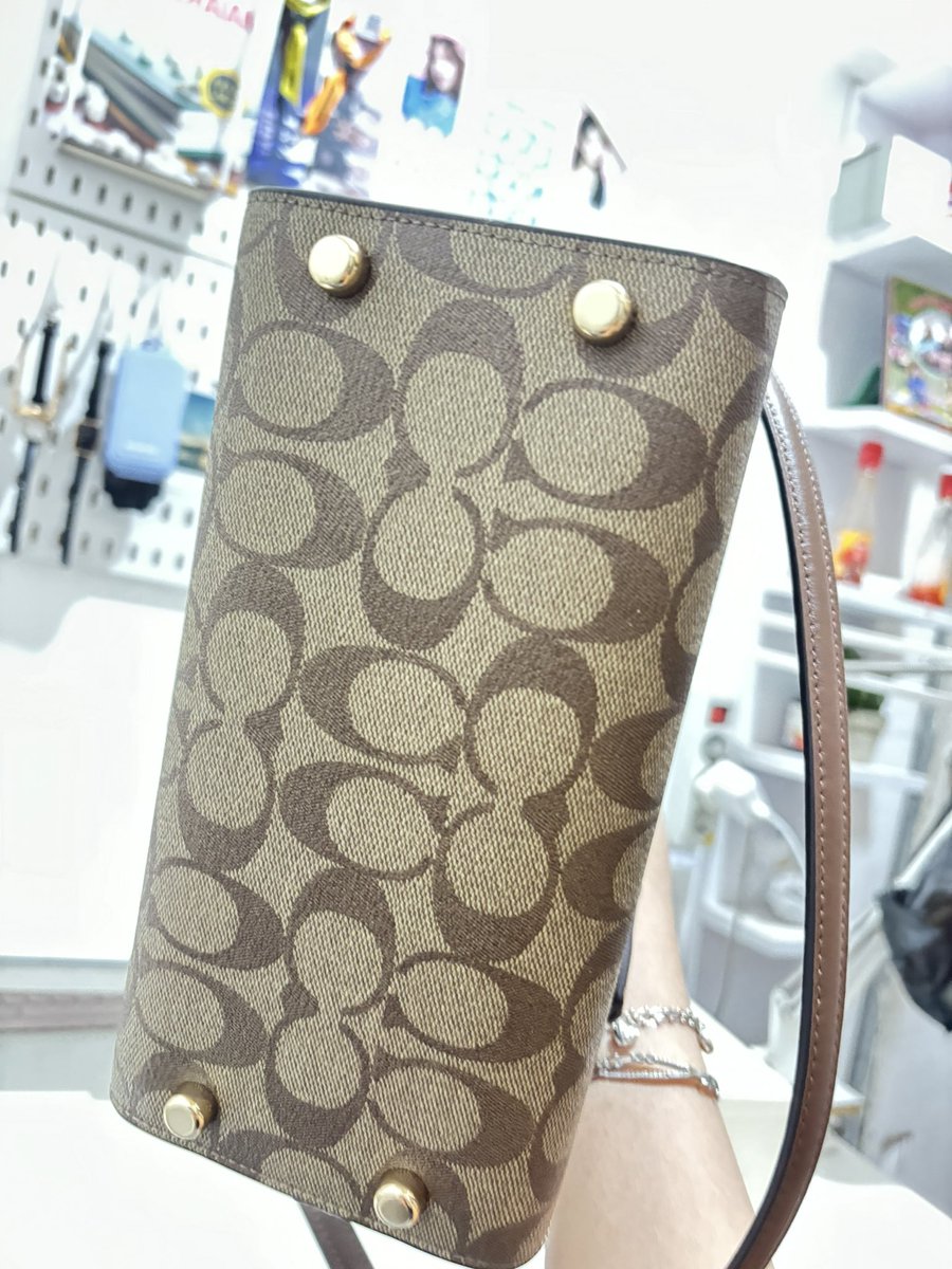 whiterabbit07's tweet image. Mau prelove aja tas coach andrea carryall 
Ori ya bkn kw kw beli di store bagus itc permata hijau, masih ada tag dan bon pembelian nya jg. Aku jual 2,500 aja masih bagus bgt terawat pokoknya kaya baru.

#ZONAUANG #PRELOVE #PRELOVETAS #Prelovetascoach