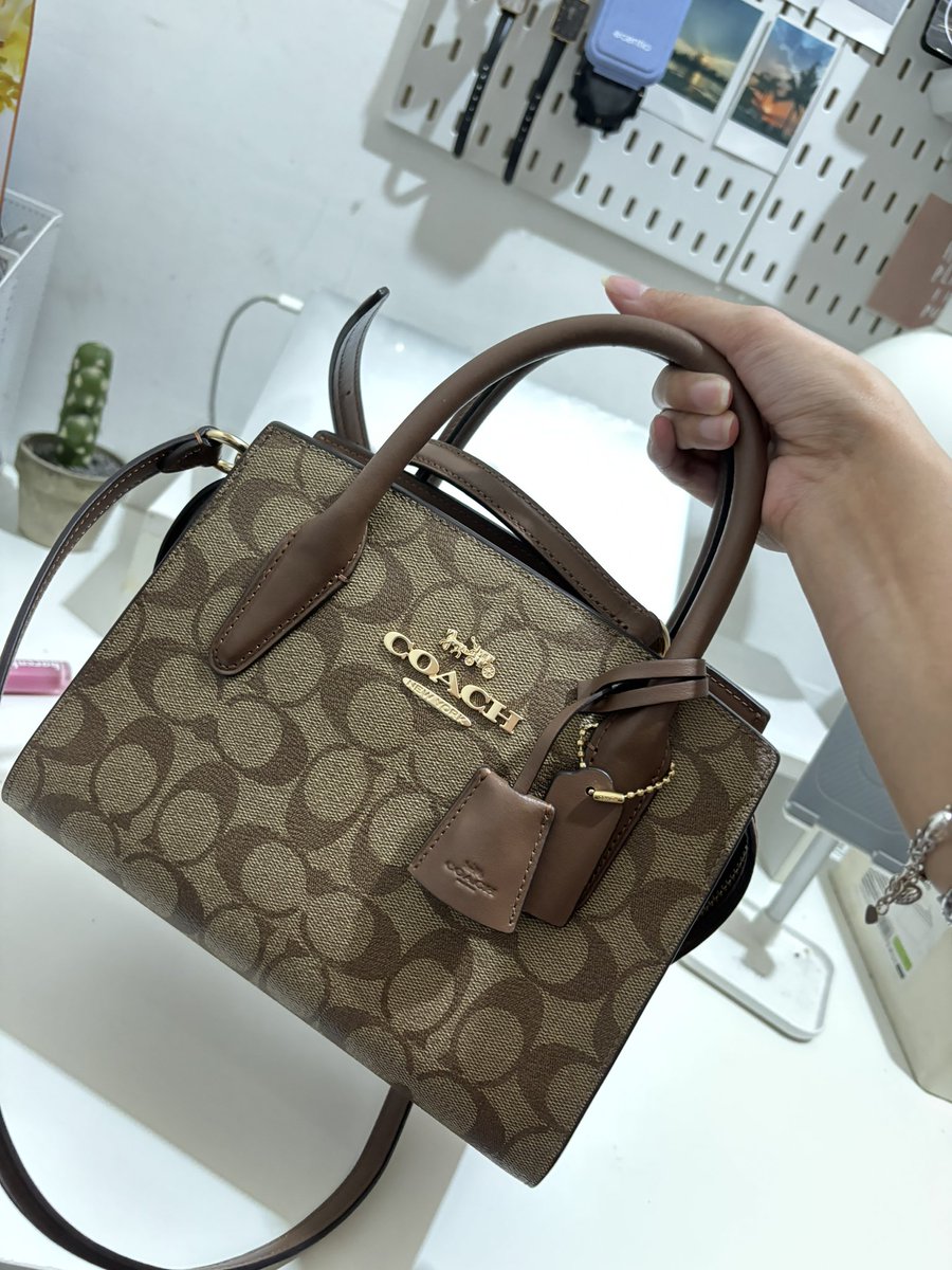 whiterabbit07's tweet image. Mau prelove aja tas coach andrea carryall 
Ori ya bkn kw kw beli di store bagus itc permata hijau, masih ada tag dan bon pembelian nya jg. Aku jual 2,500 aja masih bagus bgt terawat pokoknya kaya baru.

#ZONAUANG #PRELOVE #PRELOVETAS #Prelovetascoach