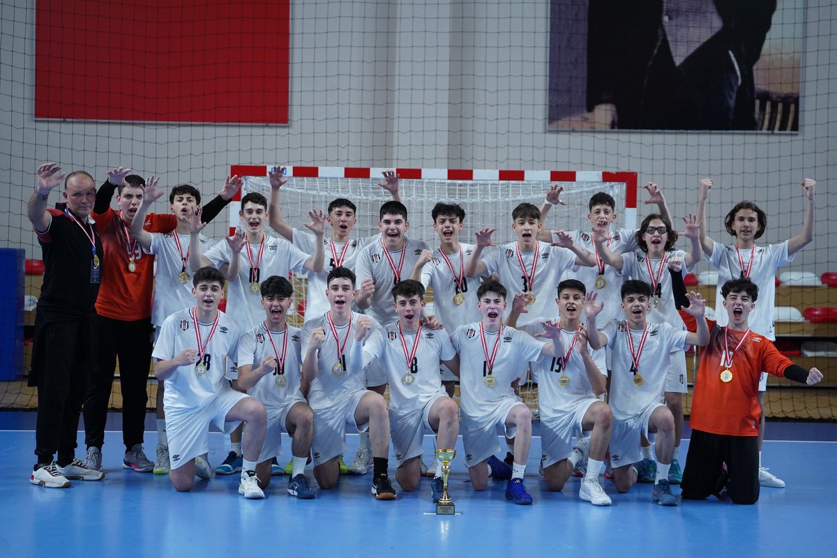 BJKHentbol's tweet photo. EN GÜZEL KUPA 🏆 

Küçükler Türkiye Şampiyonası'nda Şampiyon Beşiktaş! 💪💫

Hentbol Küçük Takımımız, Bolu Hentbolu SK ile oynadığı final maçından 20-16 galibiyetle ayrılarak en güzel kupayı müzemize getiriyor. 🦅 

Tebrikler #GeleceğinKartalları 👏 https://t.co/AYoSG4pLHN