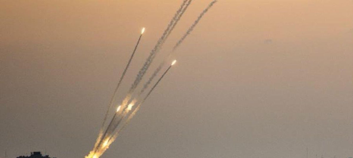 🔴⚡️URGENT : La Chaîne Hebrew 14 annonce à l’instant qu’un important salve de roquettes tirées depuis le nord de Gaza se dirigent en ce moment sur les colonies de Ashdod, Ashkelon et à la périphérie de Tel Aviv « avec la même force que lors des premières semaines de la guerre. »