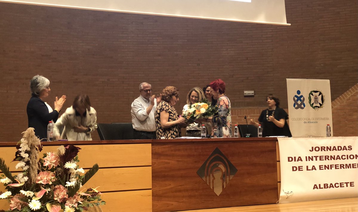 COEAlbacete's tweet photo. 💐 Acto de reconocimiento profesional a Dña. Carmen Vázquez García.

👌🏼 Enfermera estomaterapeuta experta y referente nacional. 

Muy merecido!!
Enhorabuena compañera! 👏🏼👏🏼 https://t.co/tC4W4ifZlK