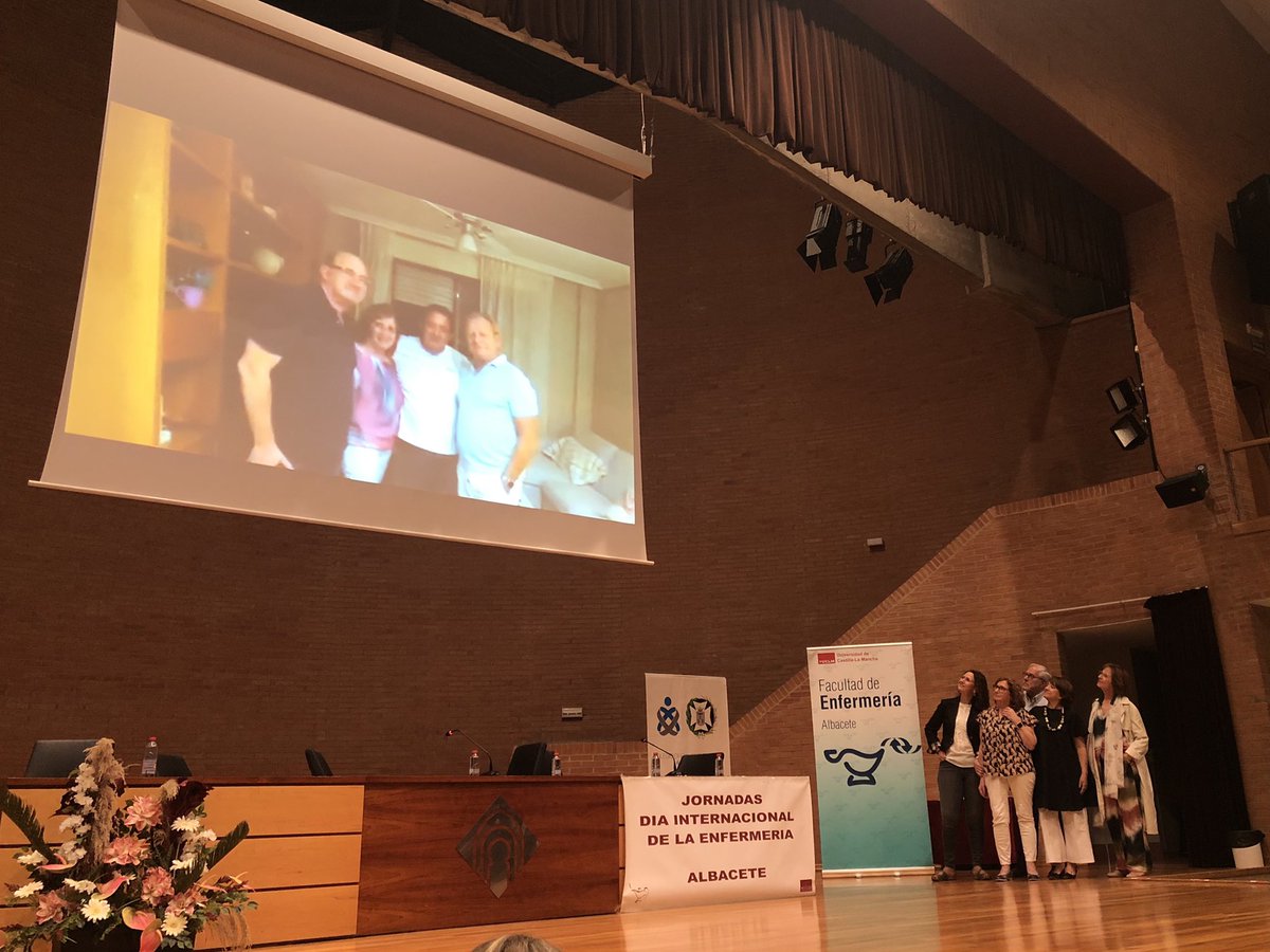 COEAlbacete's tweet photo. 💐 Acto de reconocimiento profesional a Dña. Carmen Vázquez García.

👌🏼 Enfermera estomaterapeuta experta y referente nacional. 

Muy merecido!!
Enhorabuena compañera! 👏🏼👏🏼 https://t.co/tC4W4ifZlK