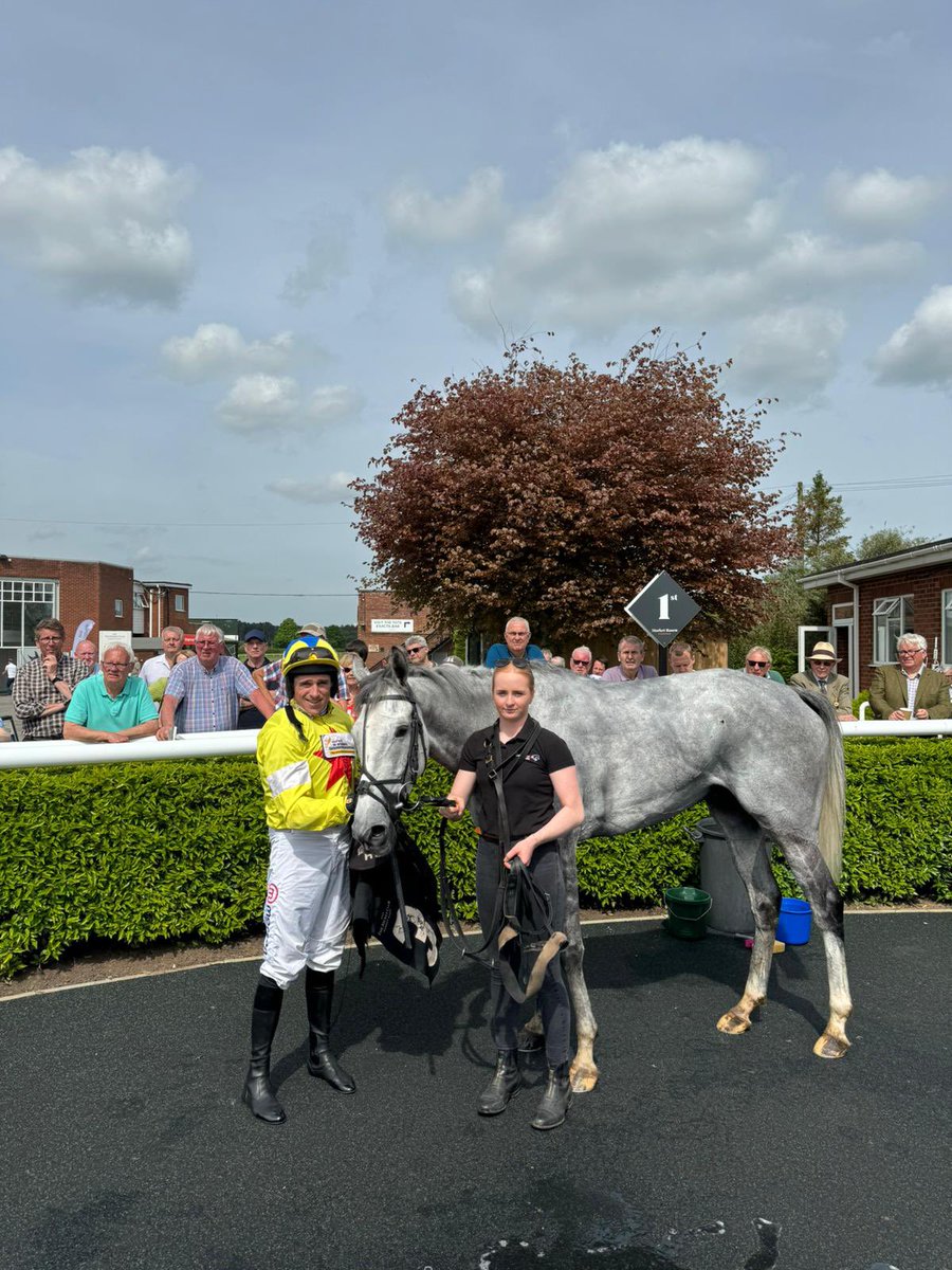 WINNER!!!🏆 ITTACK BLUE takes the second race @MarketRasenRace under a front running ride from @harryskelton89 Well done to all the connections and Heidi who lead him up. #teamskelton