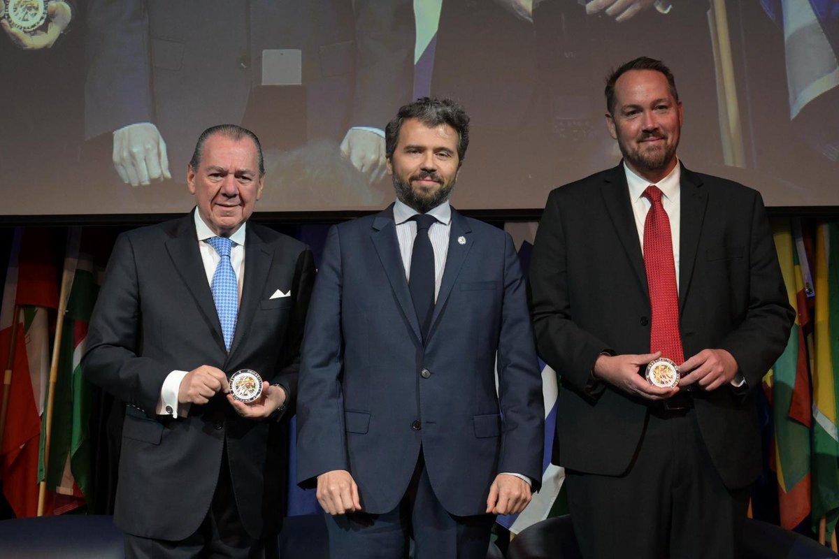 Within the framework of #HSC2024, held at @FIU, our Director @G_Schulmeister recognized on behalf of @OEA_DDOT the efforts made by @FundacionTAEDA to promote dialogue and policies in the Americas 🌎 on #Security, #Defense, #Energy and #Environment