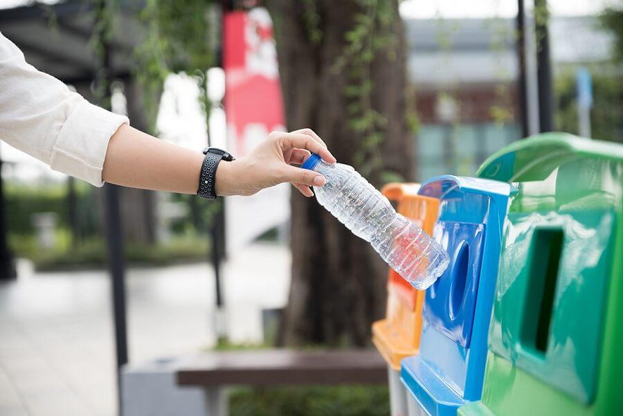 📢¡Buenas noticias para el #medioambiente! ♻️Crece el #reciclaje de envases. ✅ Según @ecoembes, en España se reciclaron un 3,5% más de envases con respecto al año anterior y un 12% más que hace cinco años. ✍️ Lee todos los detalles en #Soziable ⬇️ 🔗soziable.es/entorno/crece-…