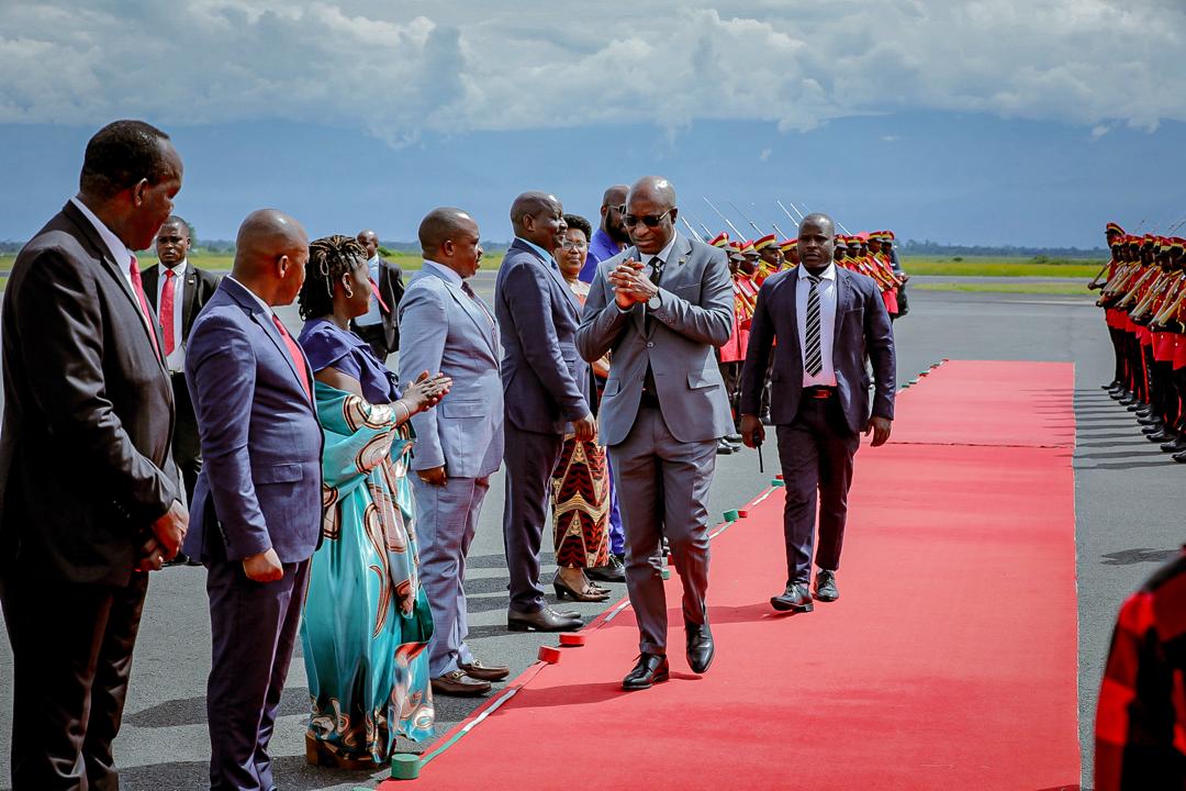 Retour cet après-midi de SE le 1er Ministre Lt-Gén Pol #Ndirakobuca_Gervais en provenance de Nairobi au #Kenya où il a représenté SE le Président de la République au Sommet africain des chefs d'Etat et de Gouvernement sur les engrais et la santé des sols.