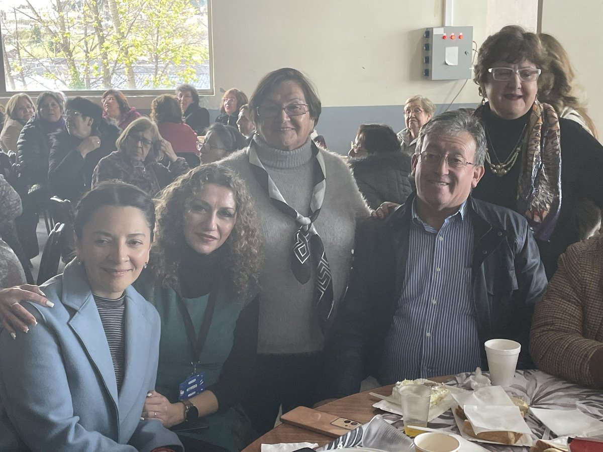 Mirasol_cl's tweet photo. 💞Gran celebración del día de la madre en Arena Puerto Montt, con presencia del Alcalde Gervoy Paredes Rojas, y autoridades comunales, en marco de la gratificación del rol de madre (biológica o no) en su día. https://t.co/p6nIsQPJYD