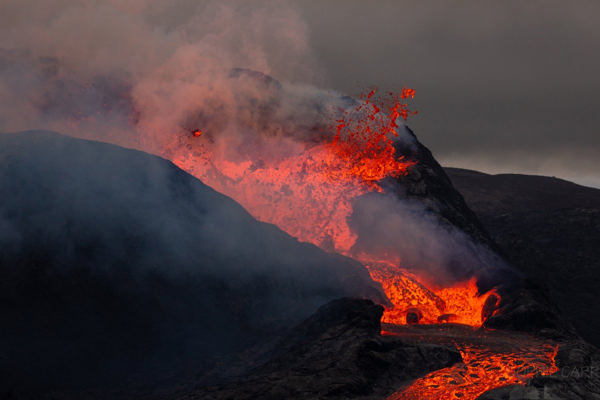 The weekend starts here! It appears that the recent eruption in #Iceland has come to an end. The land is still rising, so another one could start any minute. Here's an image from May 2021 at the incredible Fagradalsfjall eruption. Happy memories!
